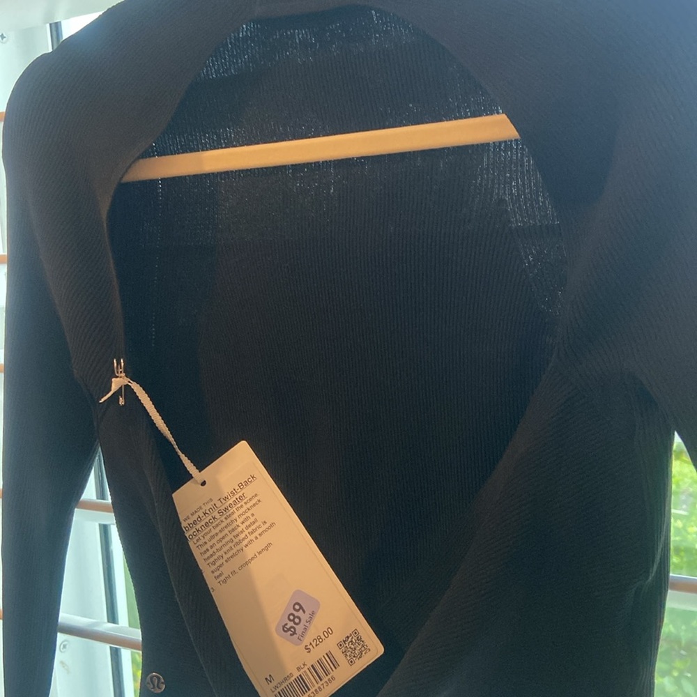 Ribbed twist back turtleneck- very cute top